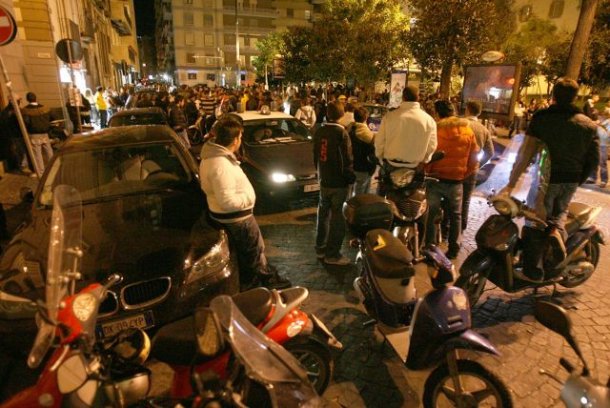 Rapina a Napoli, zona Chiaia ai baretti di piazza San Pasquale