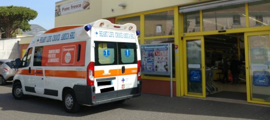 Dramma a Frignano, donna di 50 anni muore mentre faceva la spesa