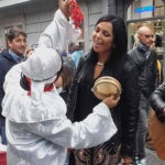 Nancy Coppola in giro per le strade di Napoli, fan in delirio