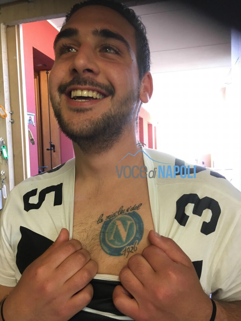 Giovane nato in Veneto, di origini partenopee, si tatua il simbolo del Napoli sul petto: "Sarei voluto nascere al Sud"