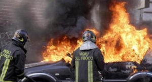 Napoli, agente di polizia eroe: salva famiglia da incendio