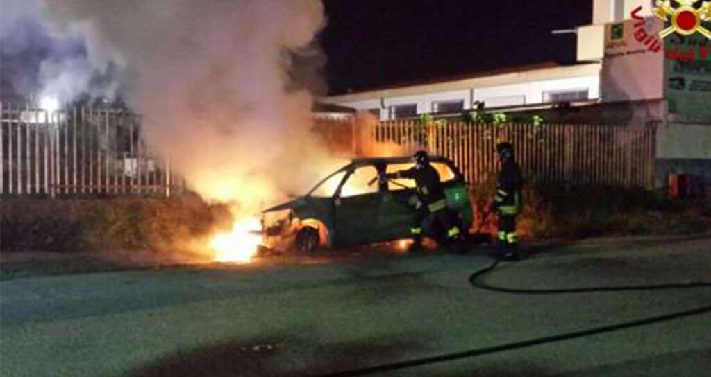 Napoli, al Vomero data alle fiamme l'auto di un prete