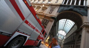 Napoli, baby gang appicca il fuoco in Galleria Umberto