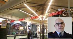 Napoli, blitz della Municipale a Chiaia, sequestrati i gazebo di Piazzetta Rodinò