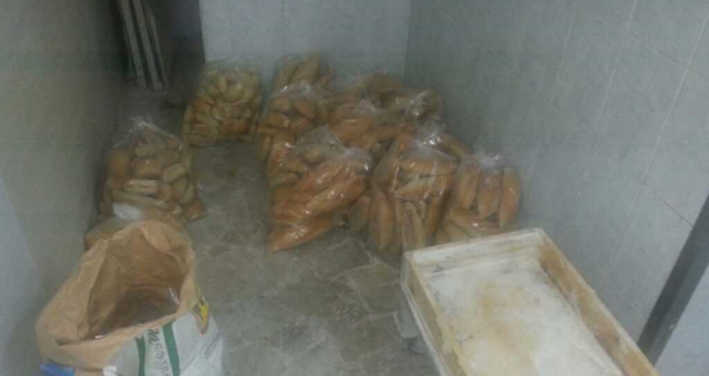 Napoli, blitz della Polizia: maxi sequestro di pane presso un noto panificio