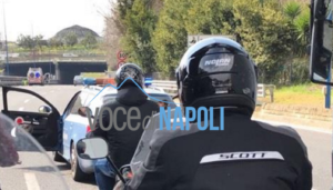 Napoli, camion perde giocattoli in tangenziale. Disagi per gli automobilisti