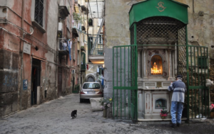 Napoli: carabinieri trovano droga e armi in un'edicola votiva