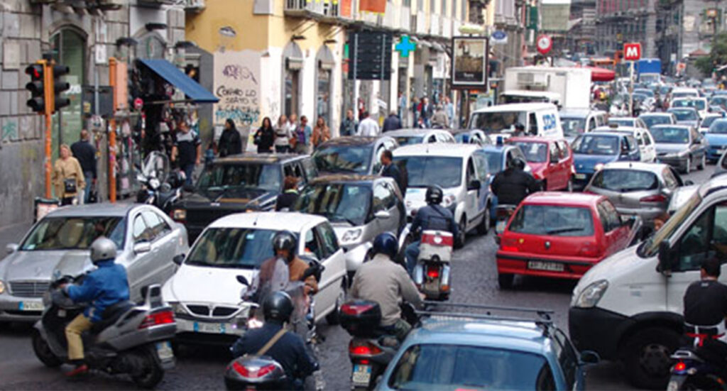 Napoli, centro città nel caos: traffico in tilt a causa di eventi e manifestazioni