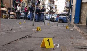 Napoli, colpi d'arma da fuoco contro negozio fuochi d'artificio