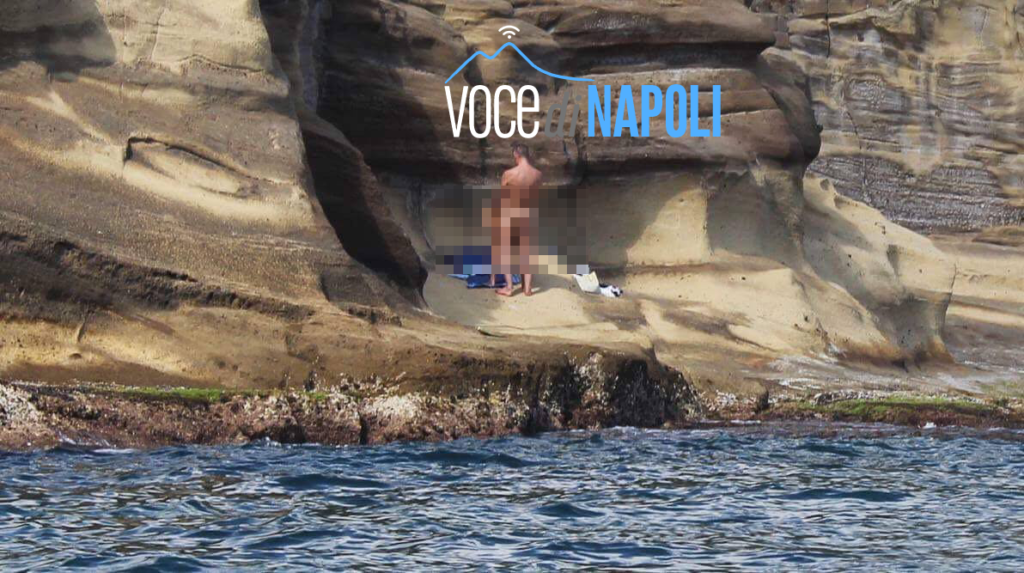Napoli, coppia fa sesso sulla costa di Posillipo in pieno giorno