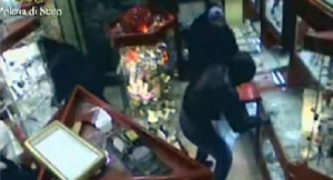 Napoli, derubata gioielleria: bottino da 40mila euro