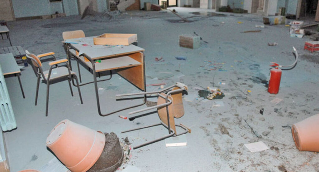 Napoli, devastato l'istituto Augusto Righi da una banda di teppisti