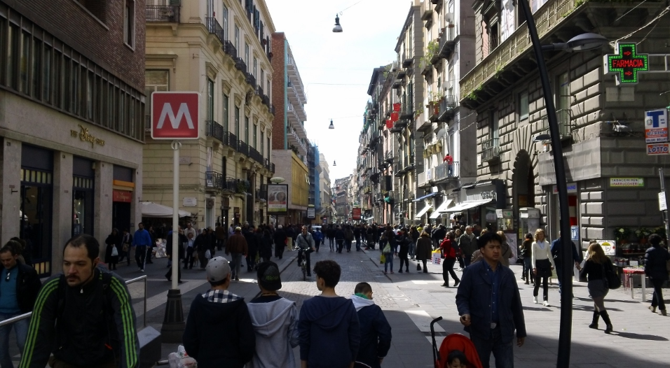 Napoli: donna derubata, descrive il ladro e la polizia lo trova