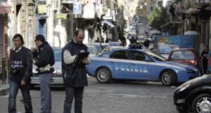 Napoli, feroce lite condominiale per un cane, coinvolta sorella di un pentito