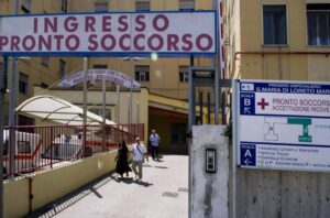 Napoli, giovane ricoverato in ospedale moribondo: è giallo