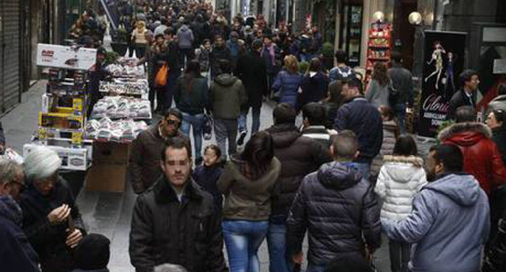 Napoli, il centro della città tra pezze e pizze