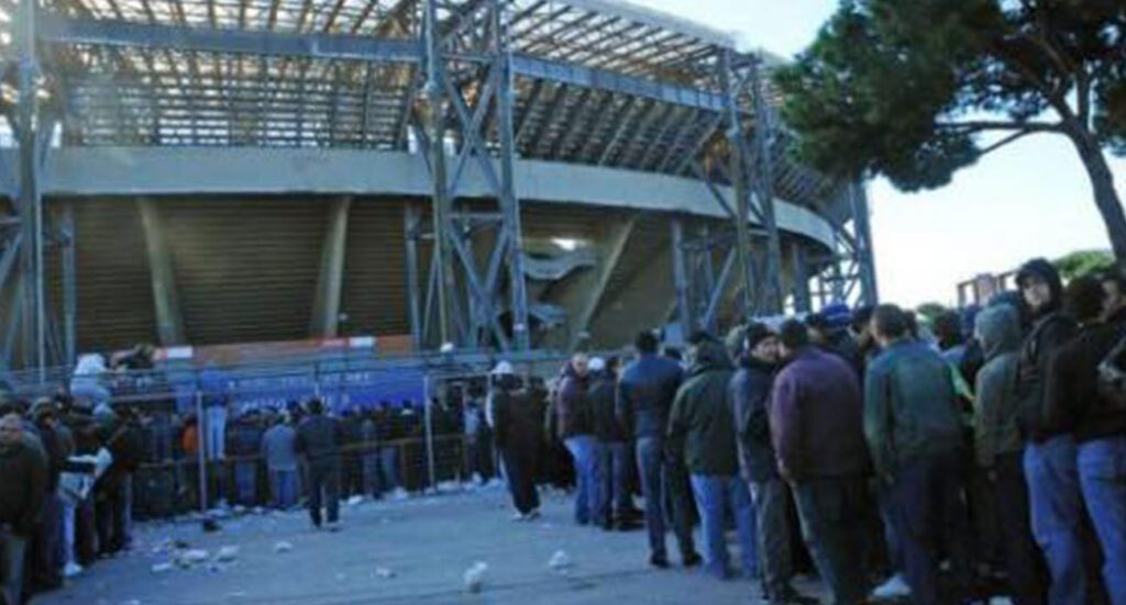 Napoli, il paradosso dell'illegalità "legale" fuori lo stadio San Paolo