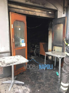 Napoli, in fiamme il pub Napoli Centrale: "Torneremo più belli di prima" - FOTO
