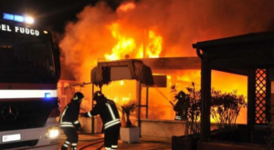 Napoli, incendiato bar nel quartiere Duchesca, confermata la natura dolosa