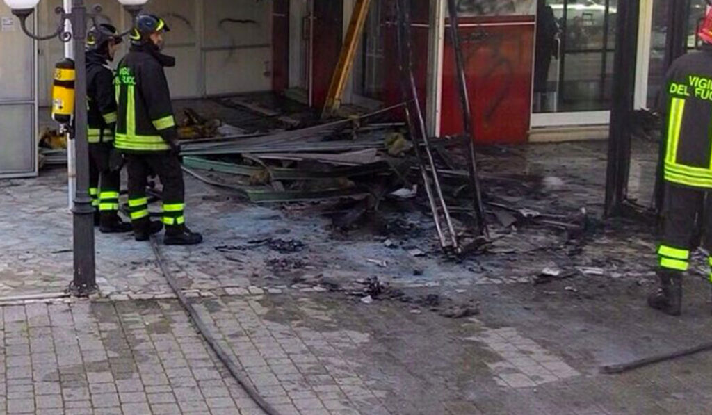 Napoli, incendio in un bar della zona mercato: indagini in corso