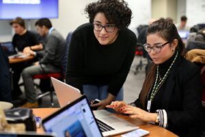 Napoli, l'Academy Apple raddoppia: al via il bando per selezionare 400 studenti