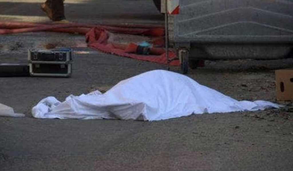 Napoli, la manifestazione della morte: auto travolge la folla, un morto