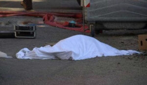 Napoli, la manifestazione della morte: auto travolge la folla, un morto