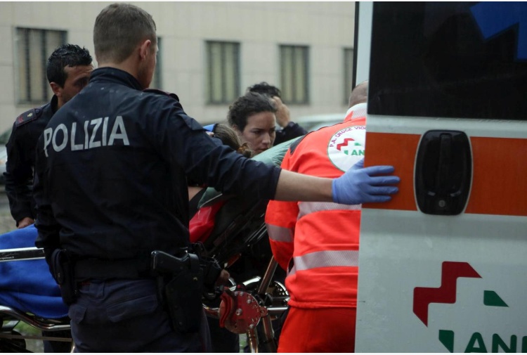 Napoli, movida insanguinata: 18enne accoltellato al centro storico