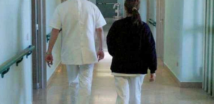 Napoli, muore la madre, picchiano il medico che l'aveva in cura