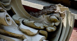 Napoli, Museo Archeologico: cade frammento dello stemma