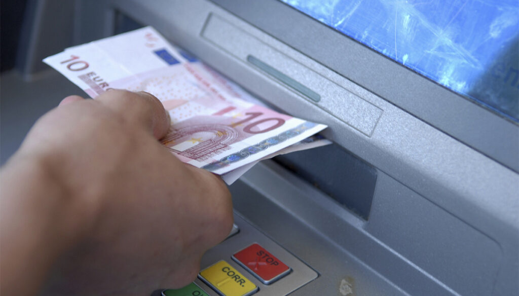 Napoli nel mirino della nuova truffa del bancomat: il trucco è diabolico