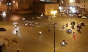 Napoli, Piazza Mercato terra di nessuno. Rodeo di motorini ogni sera