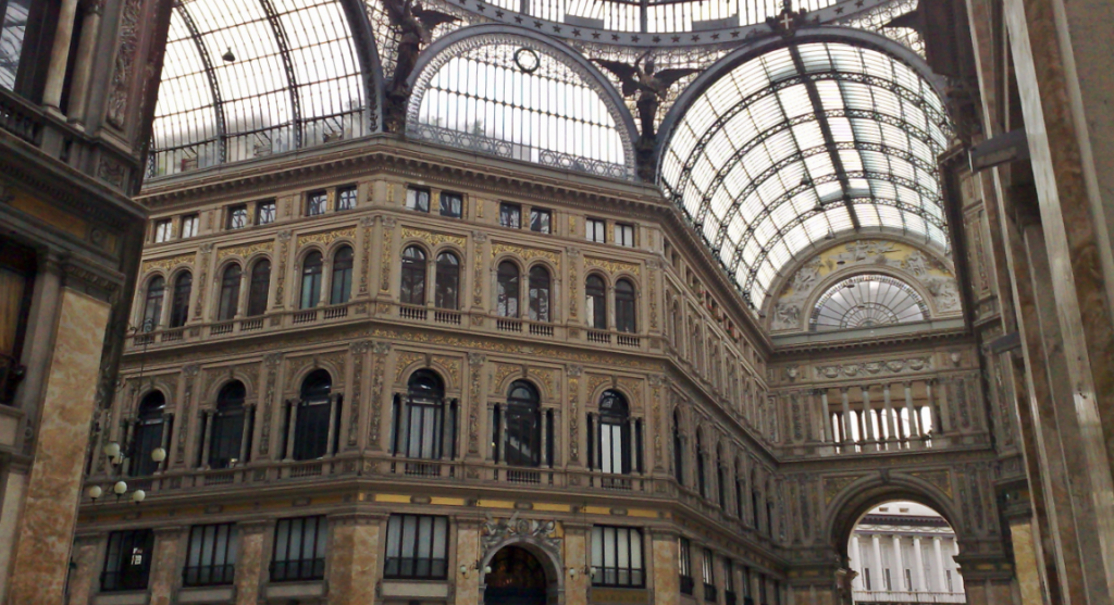 Napoli, proposta di matrimonio in Galleria Umberto