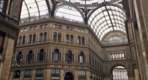 Napoli, proposta di matrimonio in Galleria Umberto