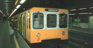 Napoli, prova a gettarsi sotto un treno: metropolitana in tilt