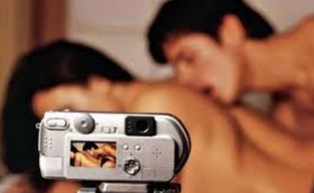 Napoli: ragazza ricattata per video a luci rosse, arriva la denuncia