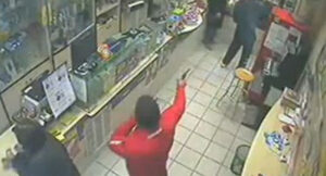 Napoli, rapina ad una tabaccheria con inseguimento a Posillipo