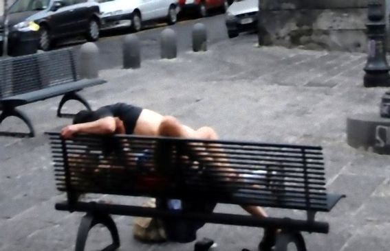 Napoli: sesso esibizionista per strada, è scandalo in città [FOTO]