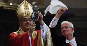 Napoli, sfregio a San Gennaro: rubati 10mila euro dalle offerte