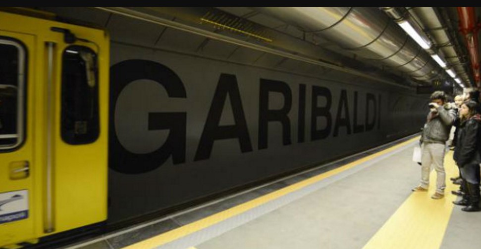 Napoli: si getta sotto i binari della Stazione Centrale