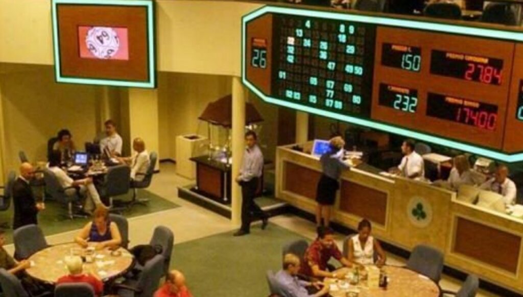 Napoli, sorprende la moglie nel bagno del bingo a prostituirsi, scoppia la rissa