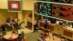 Napoli, sorprende la moglie nel bagno del bingo a prostituirsi, scoppia la rissa