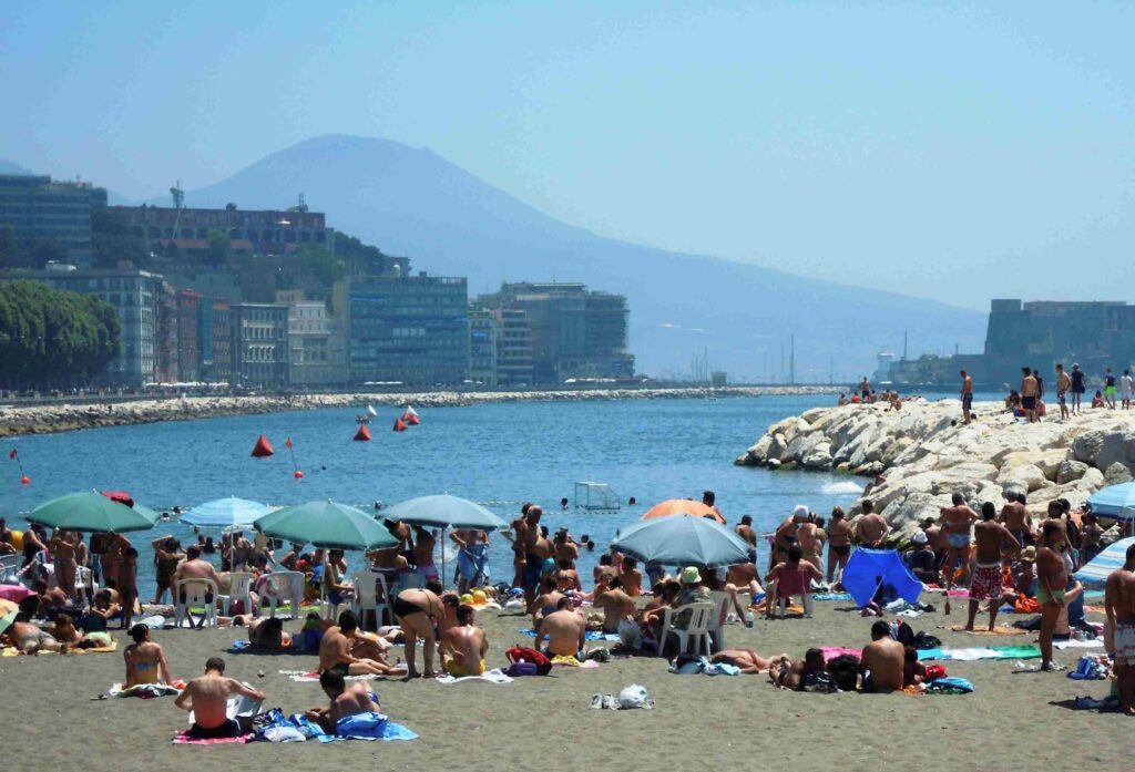 Napoli, spiagge cittadine affollate ma senza bagni. Il Comune: "Servono i soldi dei privati"