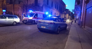 Napoli, tenta di tagliare la gola alla moglie: arrestato