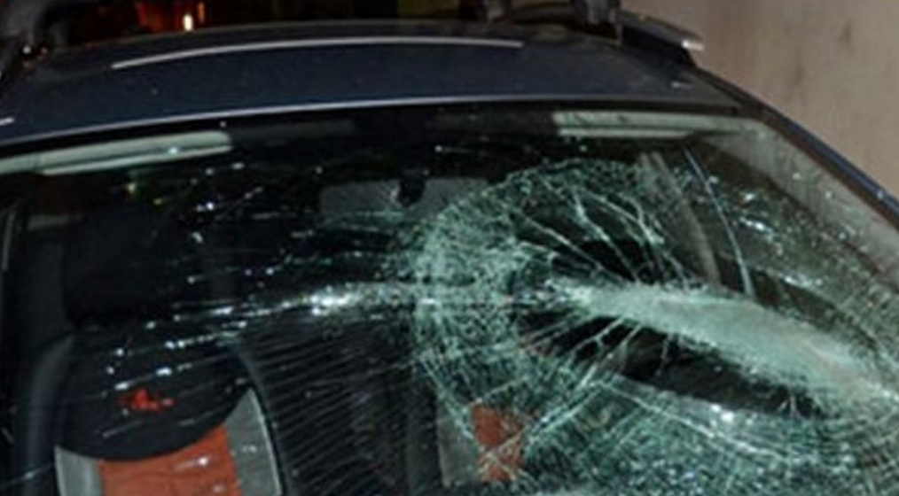 Napoli, trova la fidanzata in auto con due amanti: distrugge la vettura