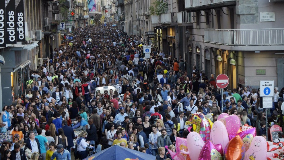Napoli, turisti e passanti incantati dal presepe nella Fiat 500