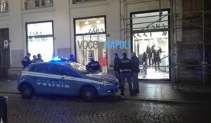 Napoli, via Toledo, una persona resta chiusa dentro il negozio Zara: arriva la Polizia