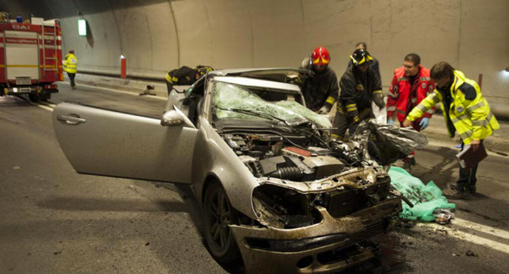Napoli, violento incidente in centro: conducente schiacciato dall'auto, è morto