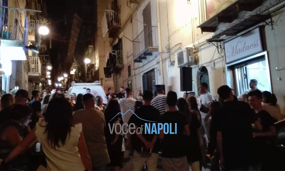 Napoli, festa in strada: Rico Femiano canta ai gradoni di Chiaia