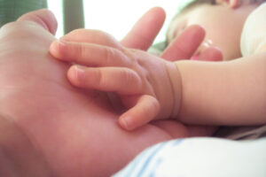 Bimba di 16 mesi uccisa di botte dalla madre adottiva